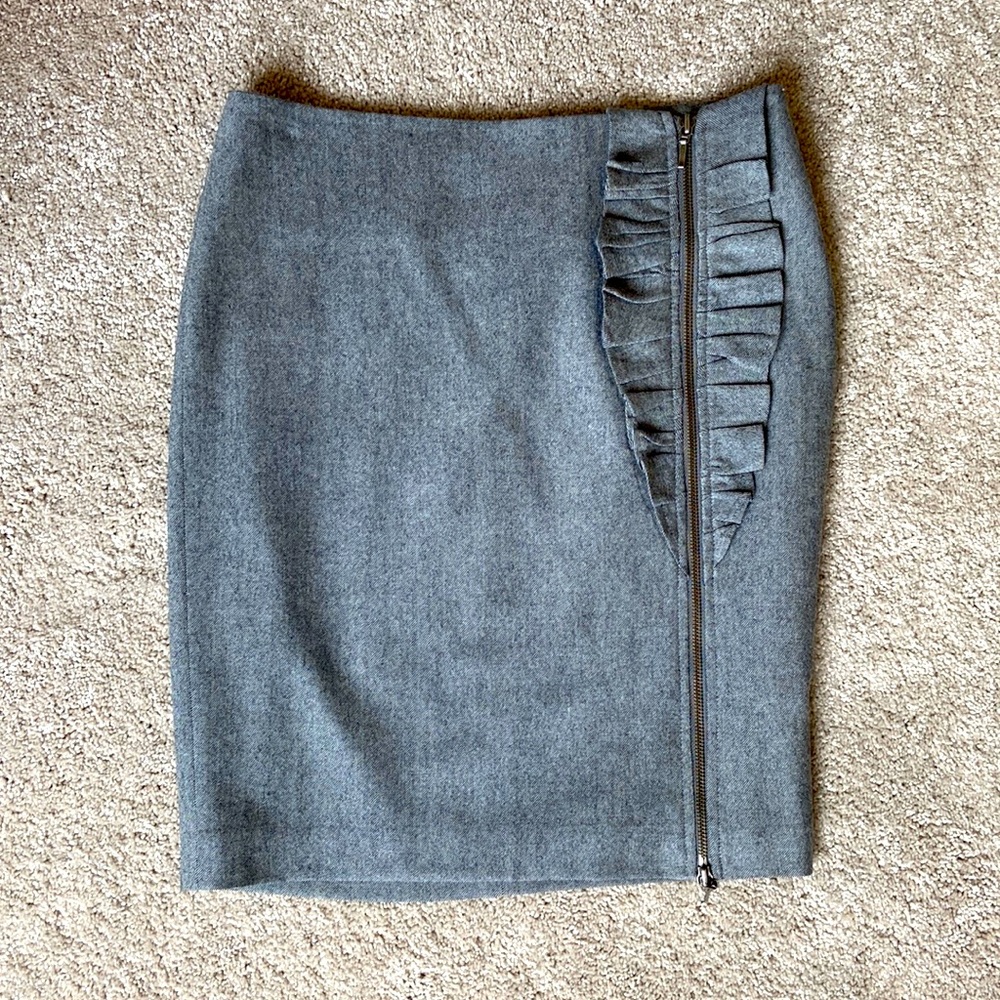 Banana Republic Size 6 grey pencil ✏️ skirt with ruffle detail